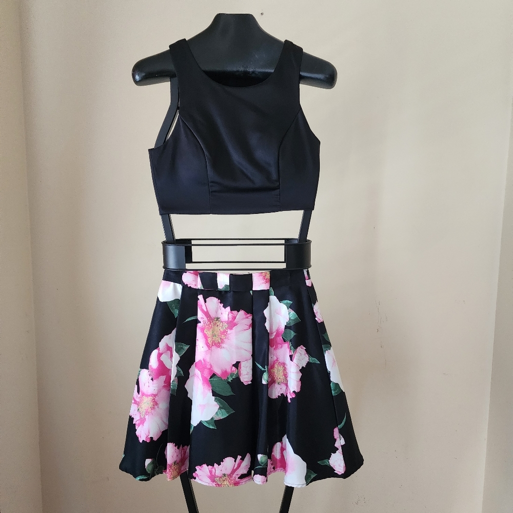 Sequine Hearts 2-piece skirt set size 5. Black Top with floral skirt.